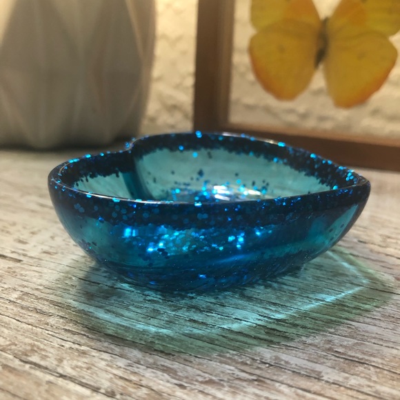 Blue Glitter Glam Heart Dish - Jewelry Dish / Trinket Tray/ Holiday Decor - Picture 11 of 12